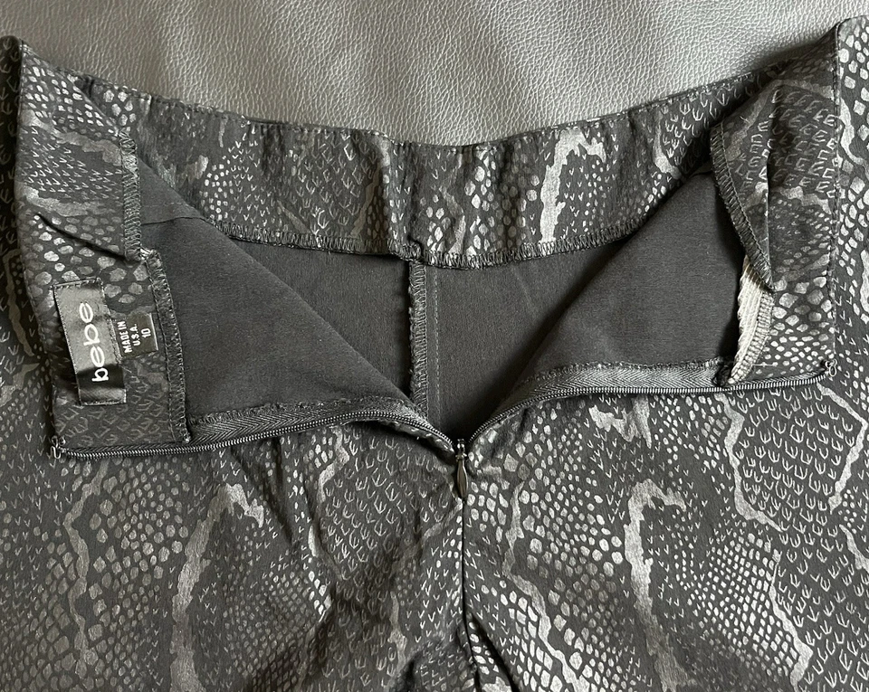 Pantalones De Colección Y2K Bebe Negro Plata Estampado Serpiente Corte Bota Dobladillo Abertura Cremallera Trasera Talla 10 Foto 4 de 4