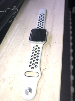 Apple Watch Series 4 Nike+ 40mm Aluminiumgehäuse in Silber gut erhalten