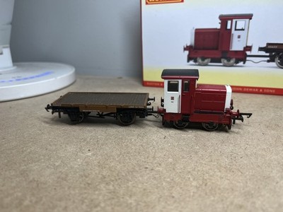 Hornby R3705 Ruston & Hornsby 48DS und Pritschenwagen John Dewar & Sons