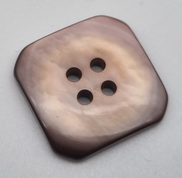 Brauner Perlmutt 4-Loch-Knopf 19-22 mm Quadratisch / Mother-of-Pearl Button F16 - Bild 1 von 1