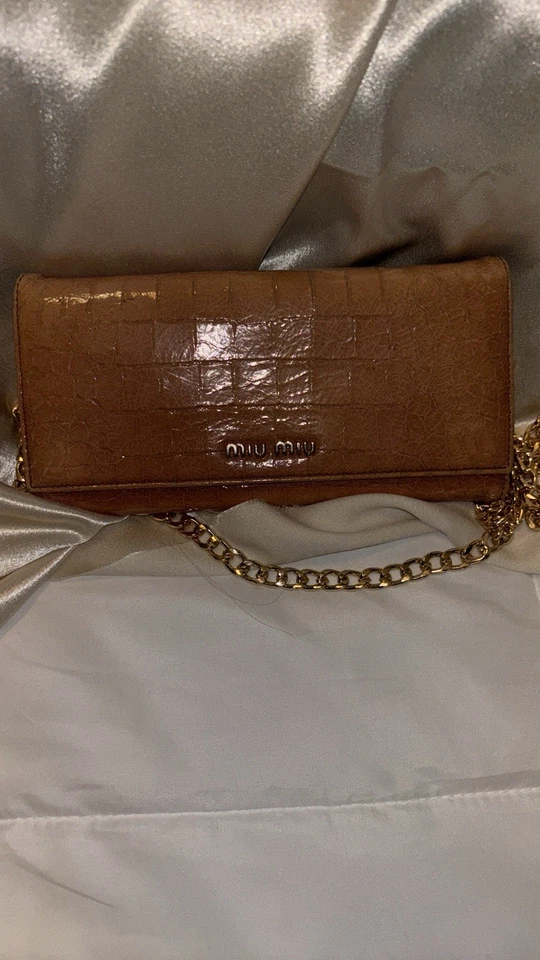 Carteira de couro com corrente Miu Miu crocodilo em relevo - Imagem 4 de 4