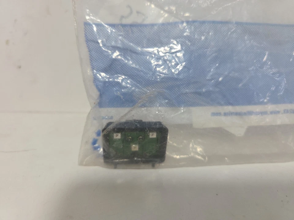 GM Roof Clearance Lamp Assembly 25791139 - Image 2 of 2