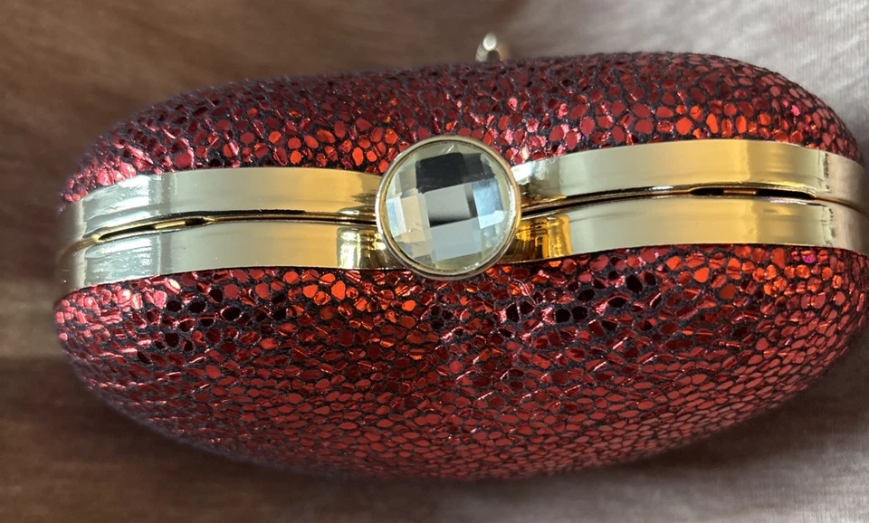 Bolso de Noche en Forma de Corazón Correa de Cadena Desmontable Rojo Brillante Satén Guijarro Gema Cierre Foto 3 de 4