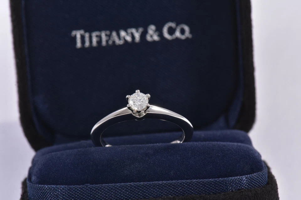 Anillo solitario redondo de diamantes de platino Tiffany & Co de 0,21 quilates tamaño 5,5 en caja bolsa Foto 3 de 4