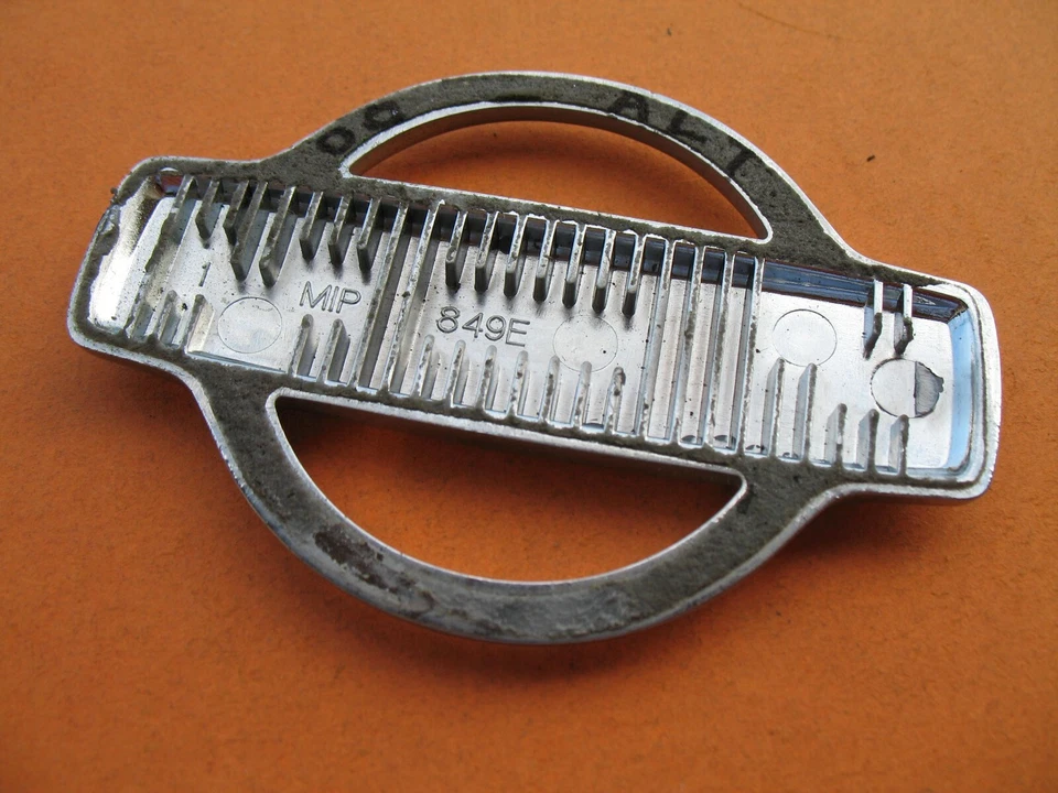 98 99 00 01 NISSAN ALTIMA TAPA TRASERA CENTRO CROMO EMBLEMA LOGOTIPO INSIGNIA SIGNO A23903 Foto 2 de 2