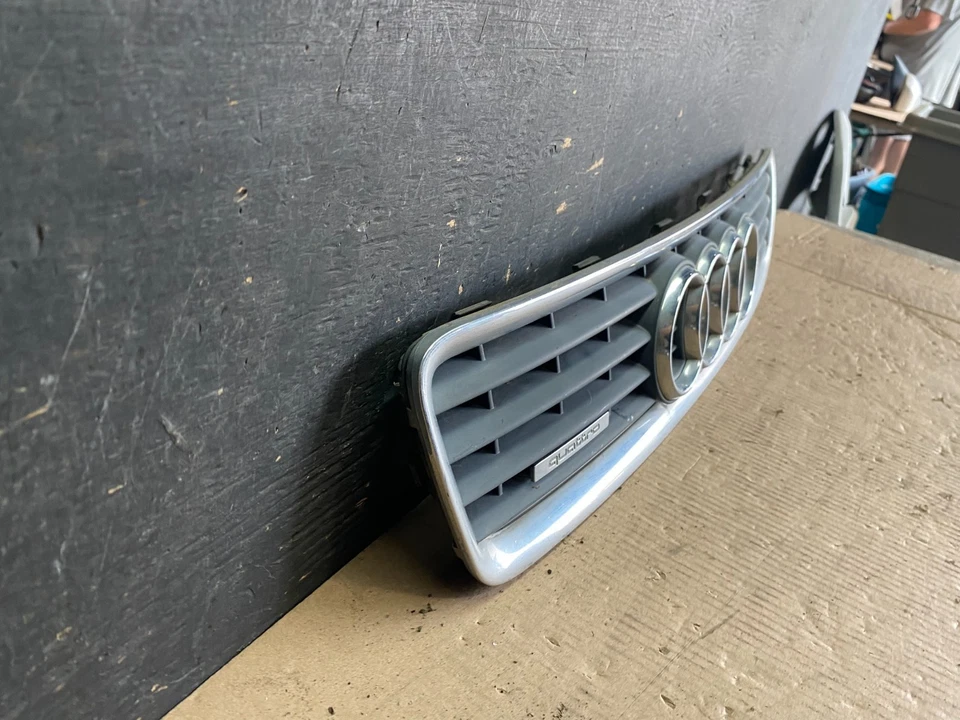 Grelha frontal superior Audi A4 2000 a 2002 fabricante de equipamento original P6104 DG - Imagem 3 de 4