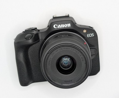 Canon EOS R100 24,1 MP Systemkamera - Kit mit 18-45mm Objektiv, 1000 Auslösungen