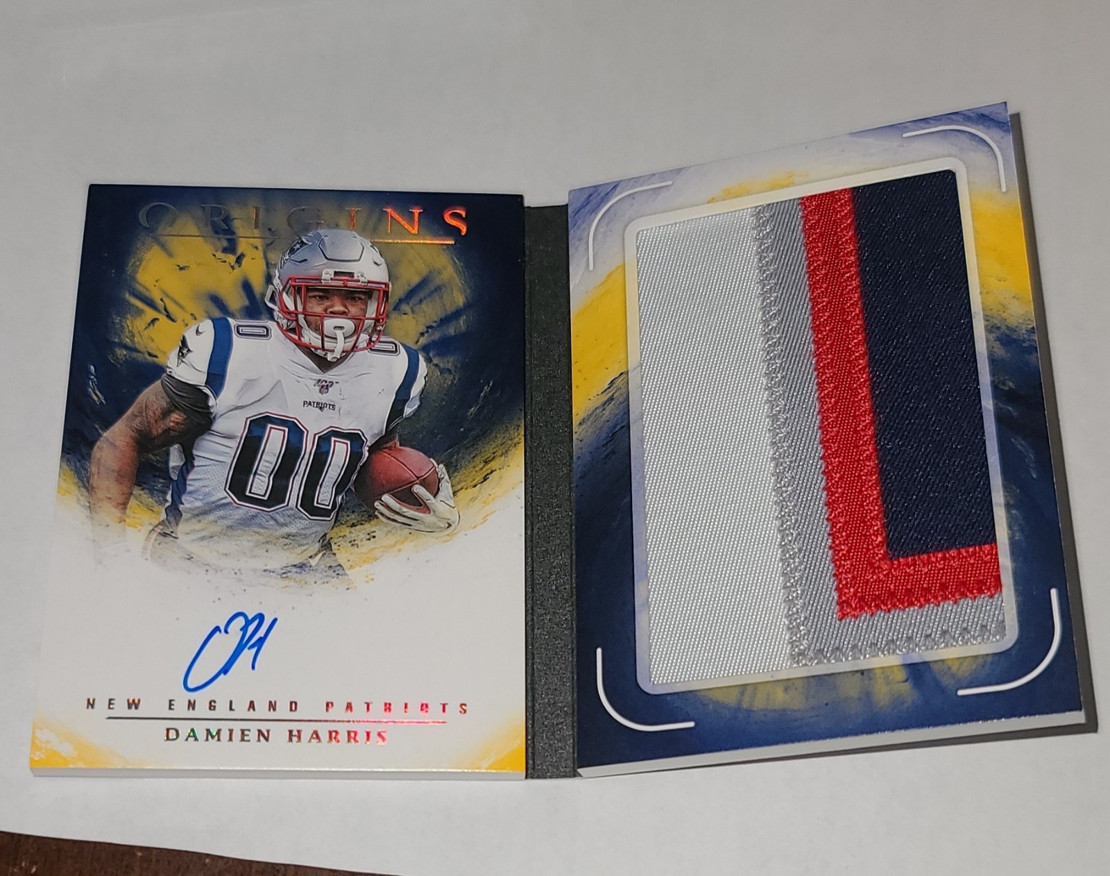 2019 Panini Origins Damien Harris Patriots RC Booklet Patch Auto #BPA-DH /25 view 3