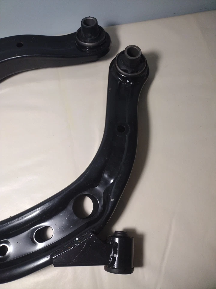 Нижние передние рычаги управления и шаровые шарниры 2002 Mazda Mpv Lx 3.0 - Изображение 3 из 4