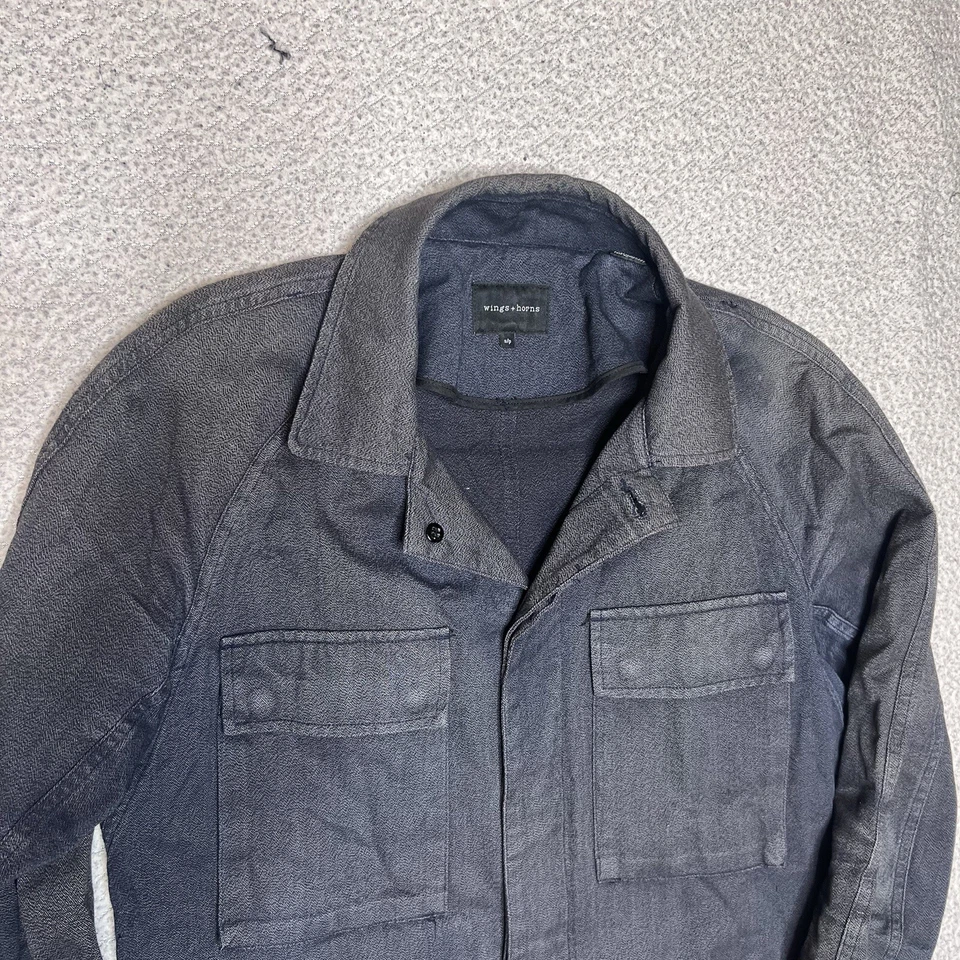 Chaqueta vaquera utilitaria ligera Wings + Horns Shacket para hombre pequeña Foto 2 de 4