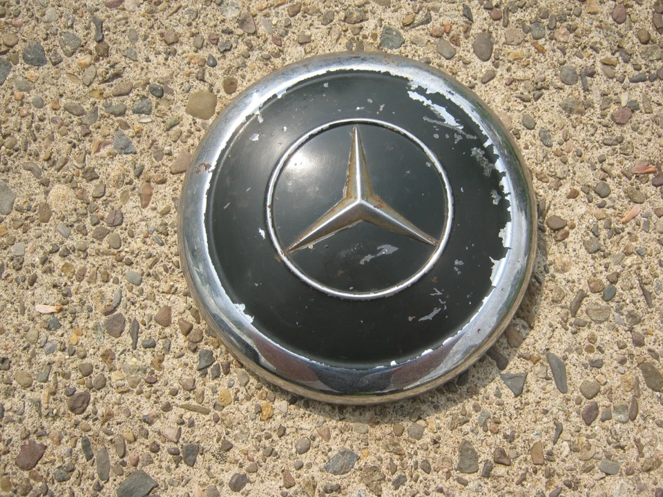 One factory 1960 to 1967 Mercedes Benz dog dish hubcap green - Image 2 of 4