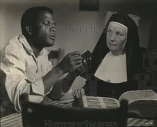 1963 Press Photo Actors Sidney Poitier and Lilia Skala in "Lilies Of The Field"