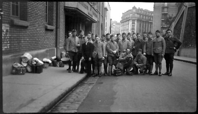 Négatif Photo Ancien 1950 – Groupe Jardin Avec Chapeau Plume – 6×6 Cm – France