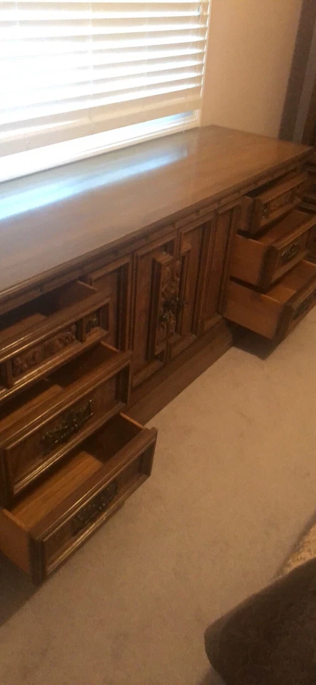 Thomasville bedroom furniture  - Image 4 of 4