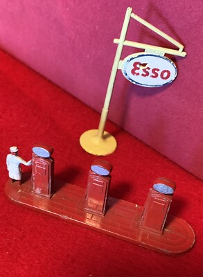 VINTAGE LESNEY/MATCHBOX AP-1 GAS PUMPS AND ESSO SIGN | eBay