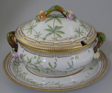 Flora Danica Terrine oval 3559 mit Presentoir 3561 Royal Copenhagen  1. Wahl TOP