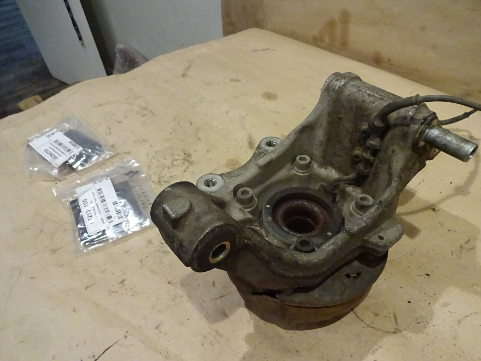Maserati 4200 - RH Rear Hub Holder - Knuckel -W /Hub & Bearing - P/N 189334