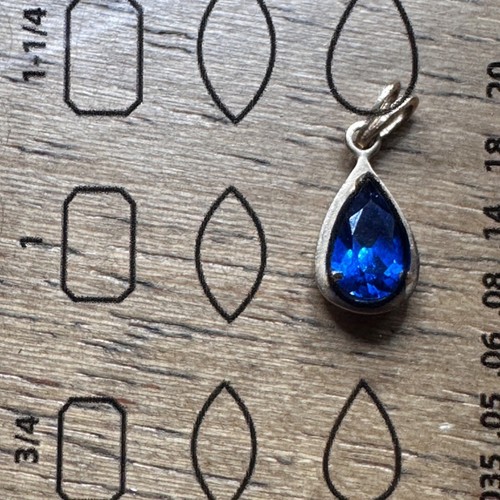 Blue Saphire Pendant 1k natural stone set in 14k gold - Picture 3 of 5