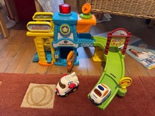 Tut tut Polizeistation mit Polizeiauto und Flugzeug
