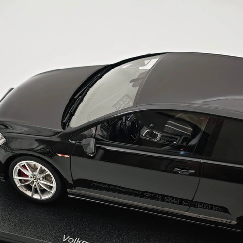 DNA Collectibles 1:18 Volkswagen Golf GTI VII Clubsport s 2017 Resin Car Black - Picture 6 of 9