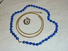 Älterer Schmuck, 2 schöne Ketten u. eine handbemalte Tuchbrosche (Samml.)