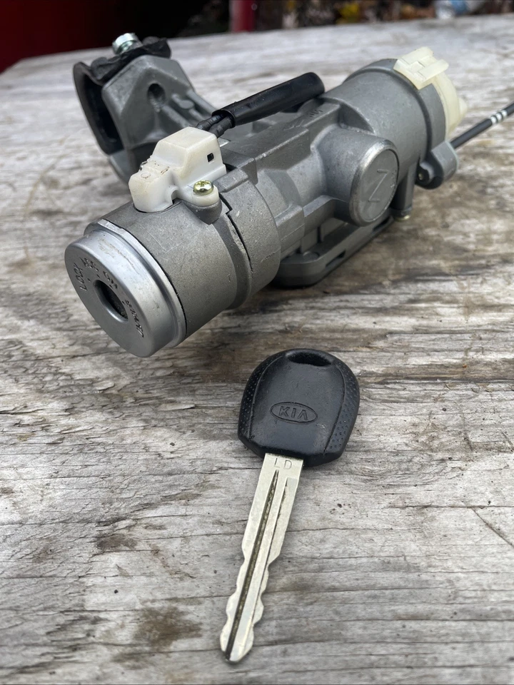 2005-2010 Kia Sportage 2.7L AT Ignition Switch Lock Cylinder & Key OEM - Image 4 of 4