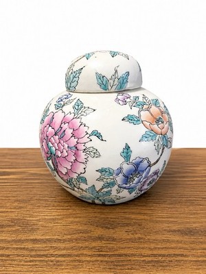 A 1990s Chinese porcelain ginger jar with hand-painted floral motifs.