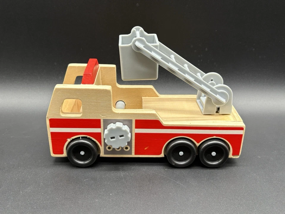 Camión de bomberos de madera Melissa & Doug clásico de juguete de 9" Foto 2 de 4