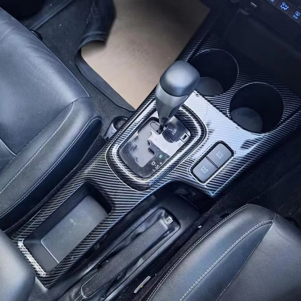 Cubierta de panel de cambio de marchas de fibra de carbono para accesorios Toyota Hilux 2023 2021 Foto 3 de 4