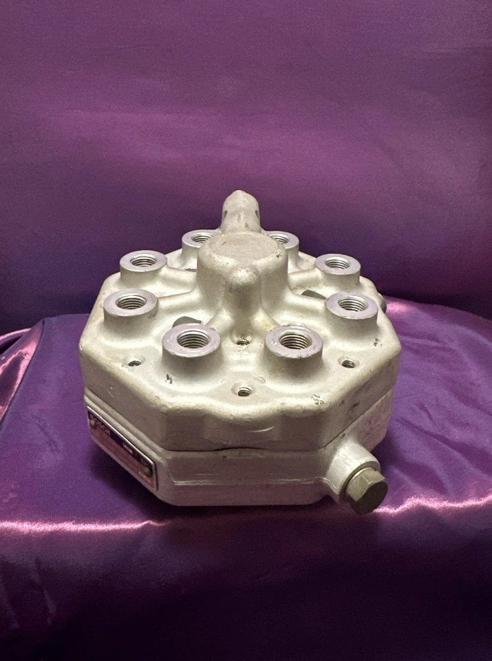 W126 420SEL 560SEL 560SEC FUEL DISTRIBUTOR 0438101018 OEM BOSCH - Image 3 of 4