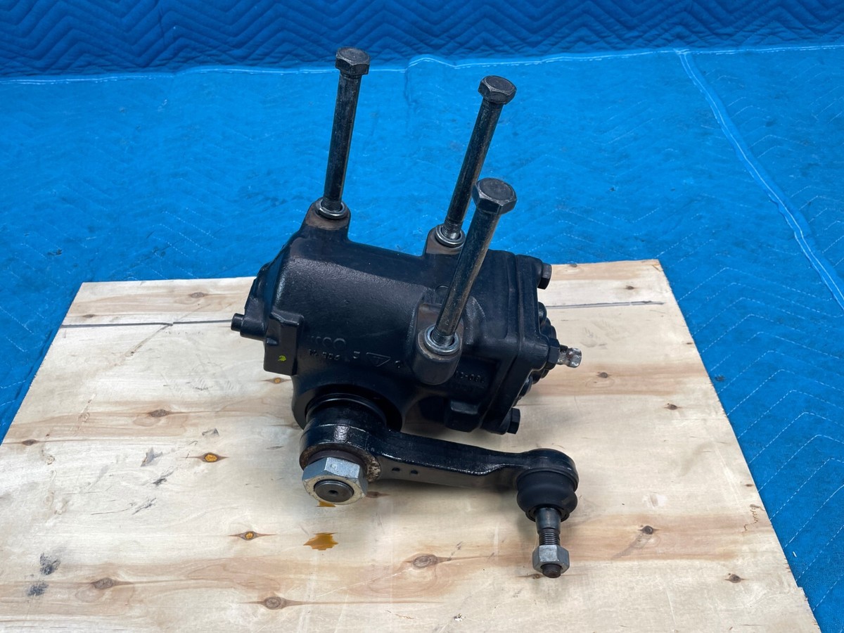 书33 Nissan Titan XD Power Steering Gear w/ Bolts & Pitman Arm