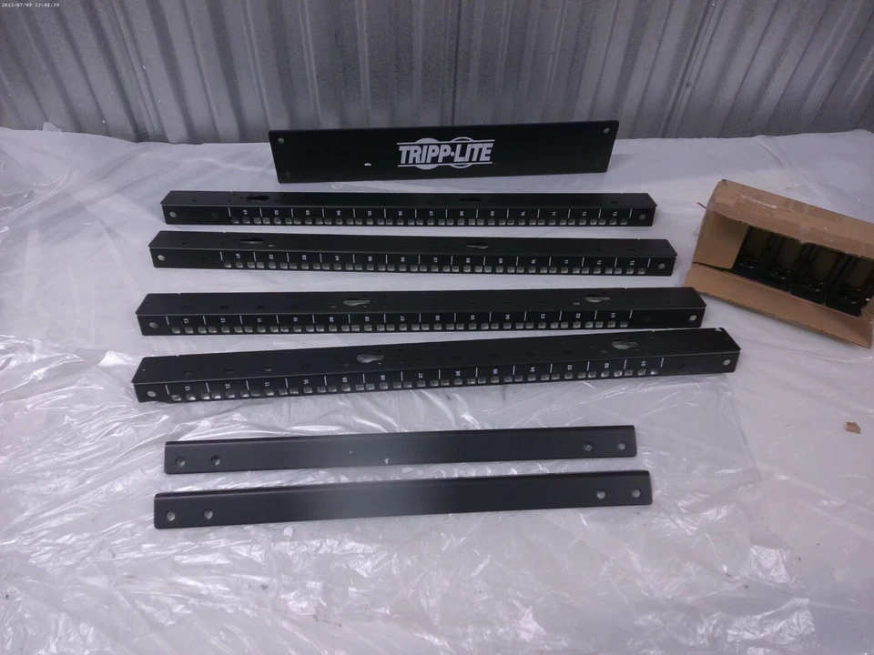 Tripp Lite SmartRack 4Post Adjustable Depth 13U 19"  Frame Rack - Missing parts - Image 2 of 4