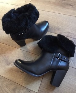 ugg jayne boots black