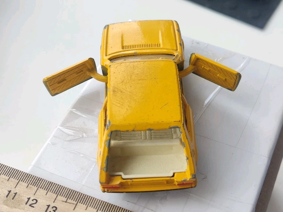 Corgi VW Polo, England gelb Diecast Vintage Kleinmodell Retro Auto - Bild 3 von 4