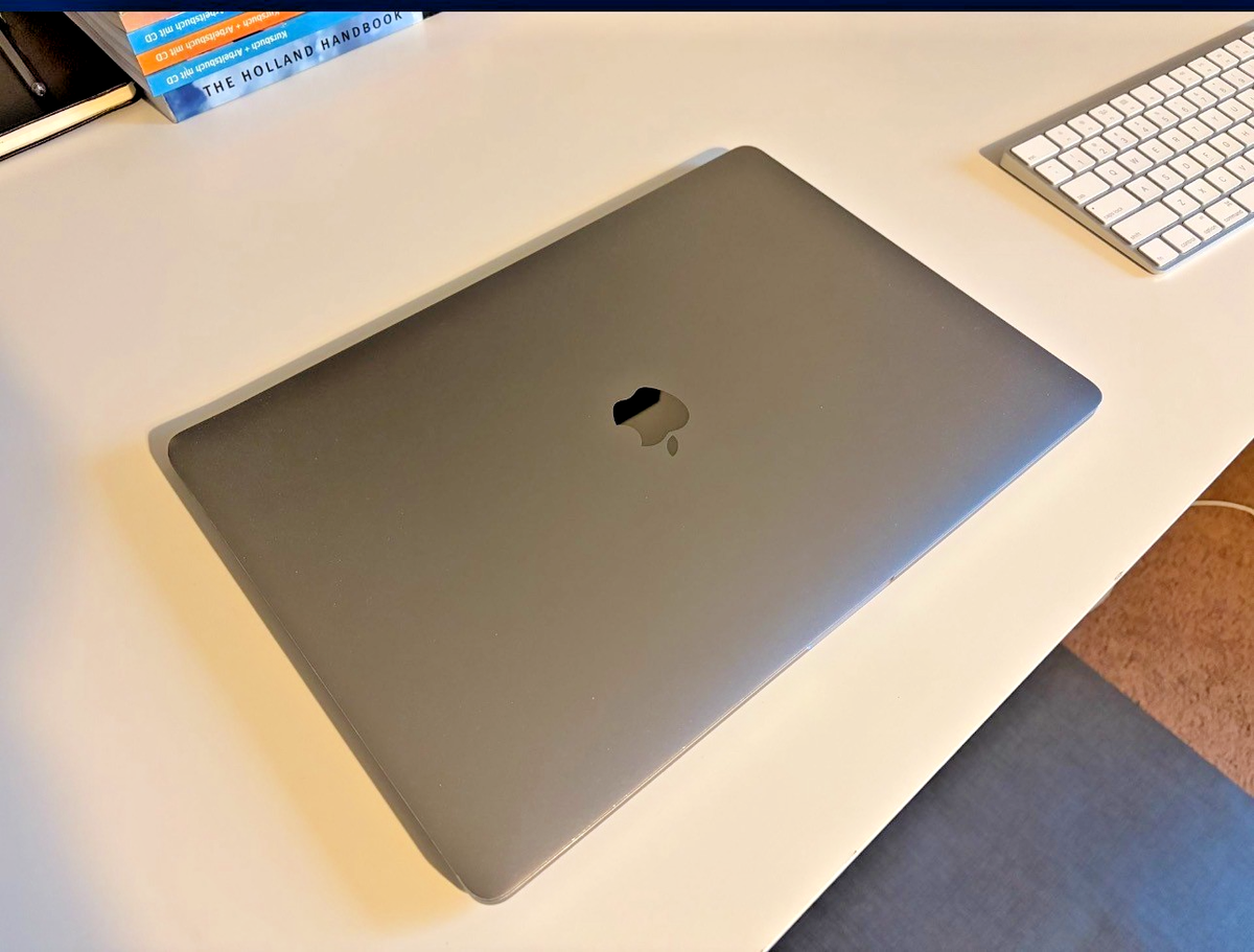 Apple 15.4 Inch MacBook Pro with Touch Bar Intel i7 256GB SSD 16GB 