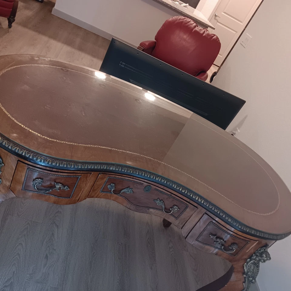 Escritorio de secretaria Luis XV en forma de frijol con marquetería de madera y detalles de latón dorado Foto 3 de 4