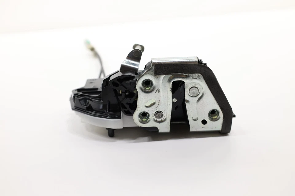 Toyota Highlander 2014-2019 actuador de bloqueo de pestillo de puerta del lado del conductor trasero izquierdo OEM Foto 2 de 4