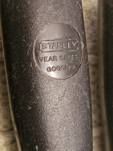 A Set Of 3 Stanley Bevel Edge Chisels. Black Handles - Picture 5 of 7