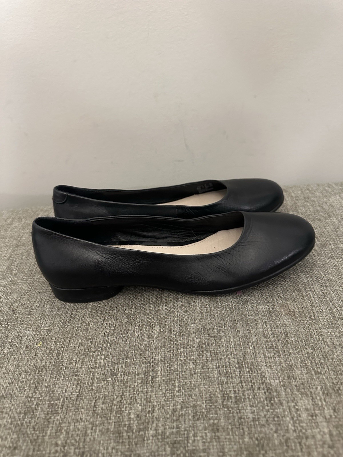 Ecco Women’s Black Slip On Flats Size 6