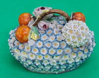 ANTIQUE SMALL SNOWBALL JACOB PETIT PORCELAIN  FLORAL TRINKET BOX