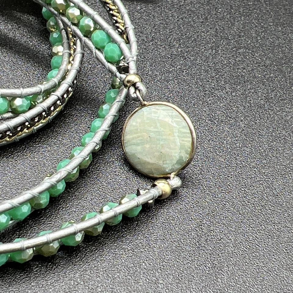 Браслет-обертка Nakamol с зелеными хрустальными бусинами сплетенный на серой коже - Изображение 3 из 4