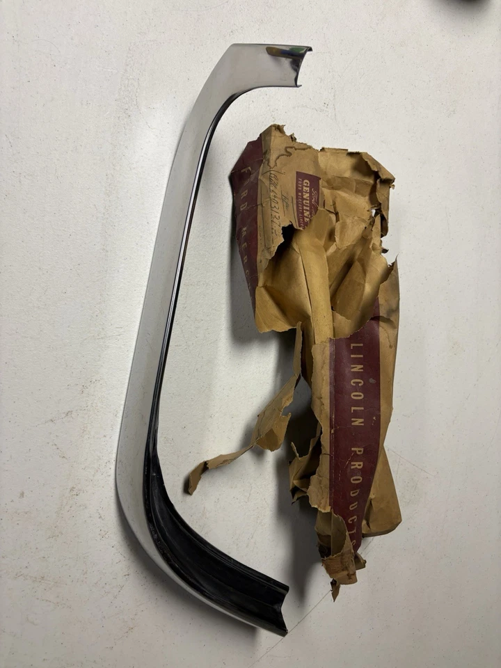 Ford Fairlane Custom 300 LH 1957 moldura de parabrisas B7A-6403137-A nuevo original Foto 4 de 4