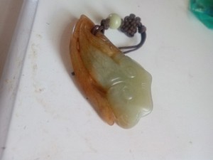  NETSUKE  Jade  lotus With small jade bead. 