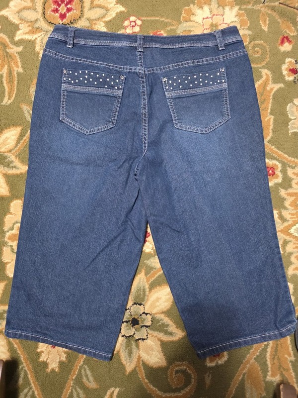 Ladies Sz 10 Denim Studded Pocket Capris NICE!!