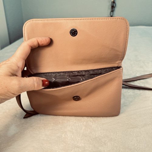 Simply Vera Wang crossbody purse Camel 8” X 6” Textured Front Flap Faux Leather - Picture 4 of 8