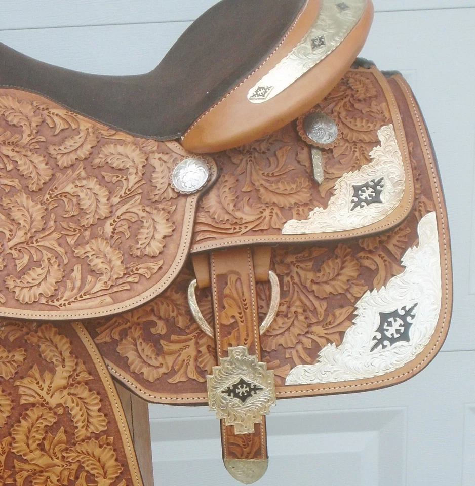 НОВОЕ 16-1/2-ДЮЙМОВОЕ СЕРЕБРЯНОЕ КОРОЛЕВСКОЕ СЕДЛО Premier Contender Show ~ ОТЛИЧНОЕ СОСТОЯНИЕ ~ ОБРАБОТАННОЕ ~ ЗАГРУЖЕННОЕ СЕРЕБРО - Изображение 3 из 4