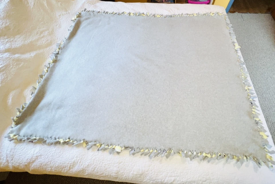 Manta hecha a mano amarilla gris polar nudo corbata cordero suave doble capa 44" x 55" Foto 2 de 4