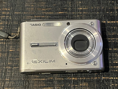Casio EXILIM EX-S600 6.0MP Digital Camera Silver Tested CAMERA ONLY Collectible
