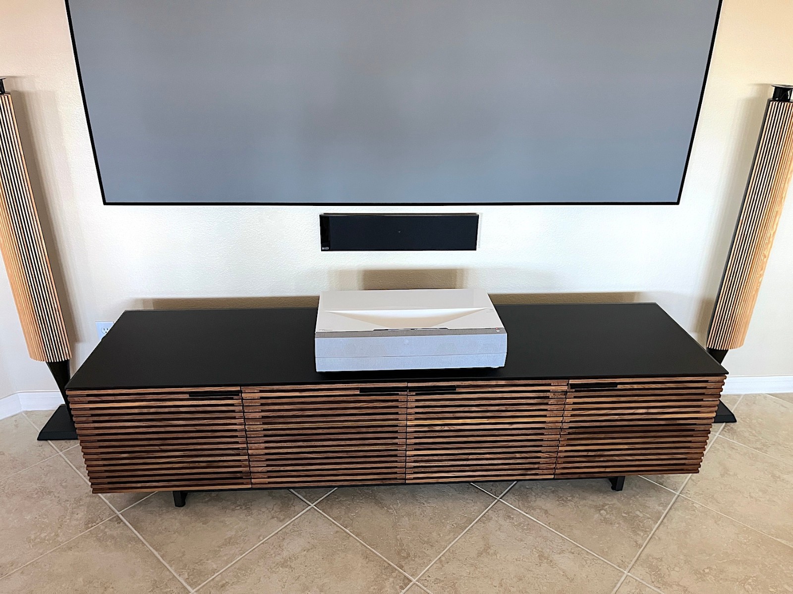 Optoma CinemaX P2 UST Projector