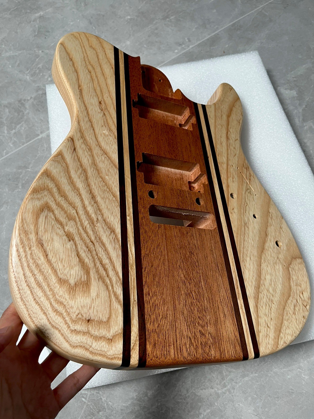 Corpo chitarra artigianale in frassino e mogano